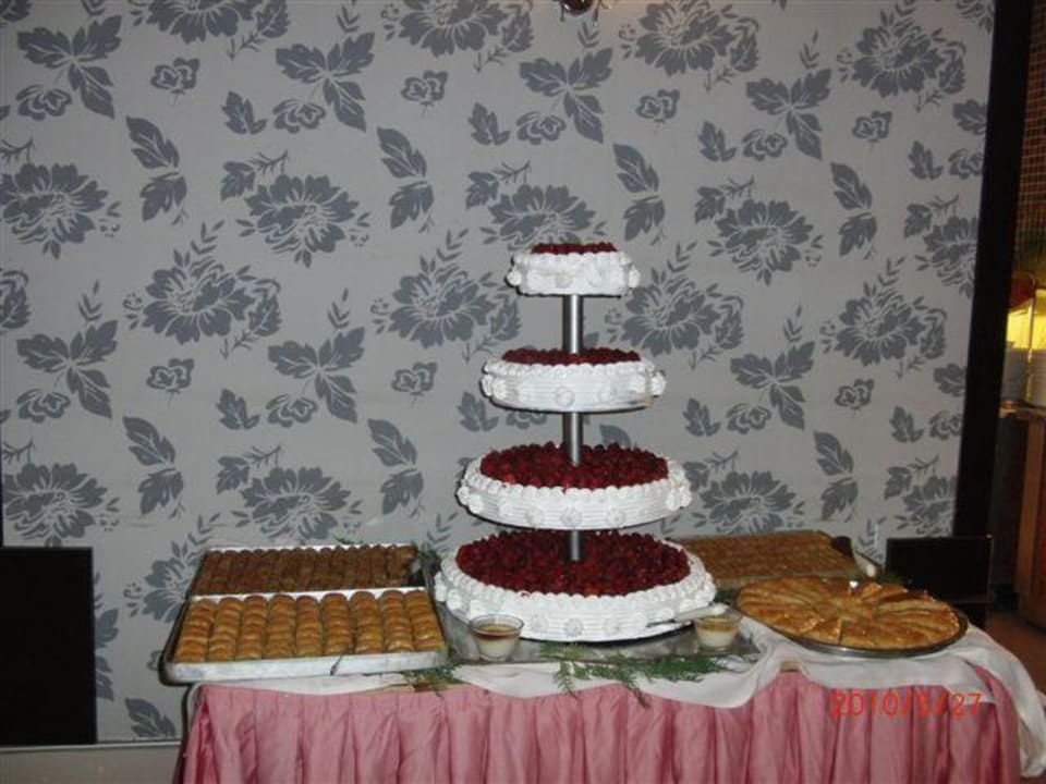 Nachtischbuffet - 4-stöckige Erdbeertorte Side Alegria Hotel & Spa - Adults only +16