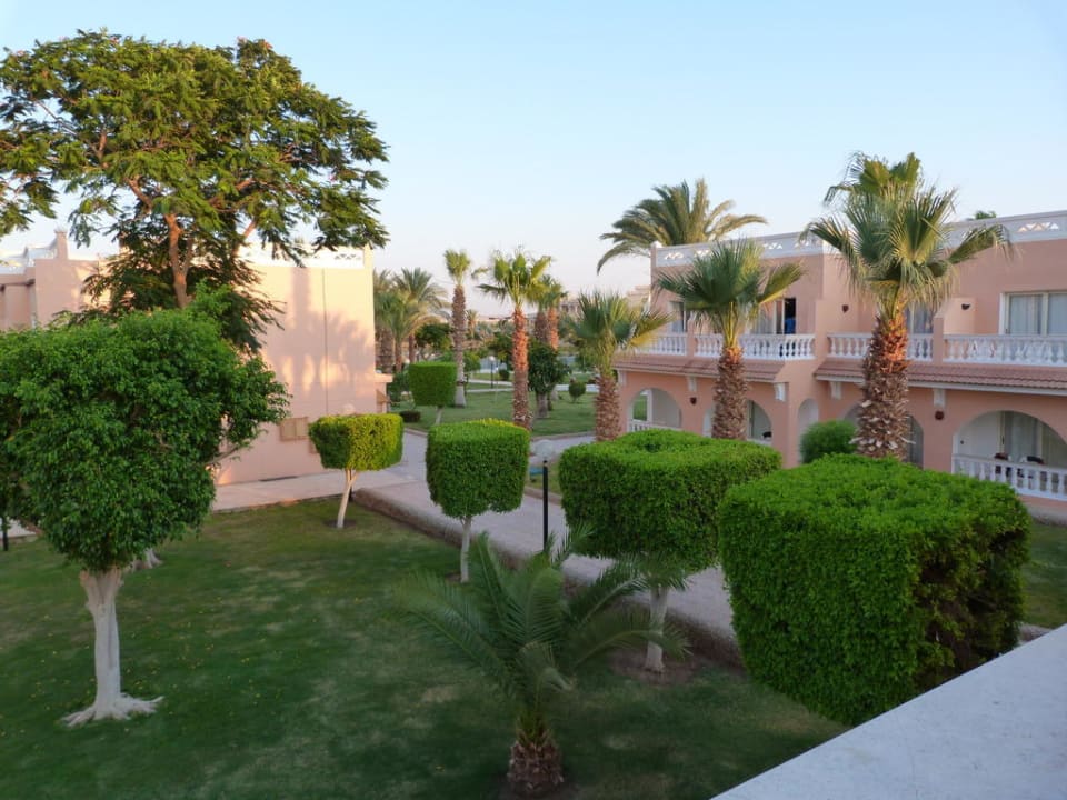 Schöner Ausblick in die Anlage vom Balkon aus Beach Albatros Resort