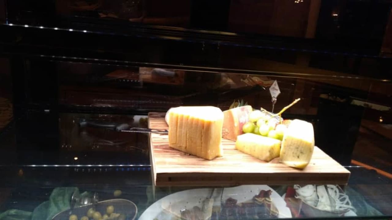 Bufet serowy Hotel Alpvita Piz Tasna