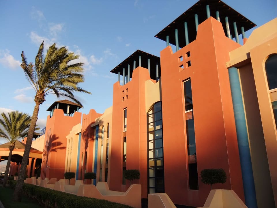 Hotelansicht  von Außen am Abend H10 Tindaya