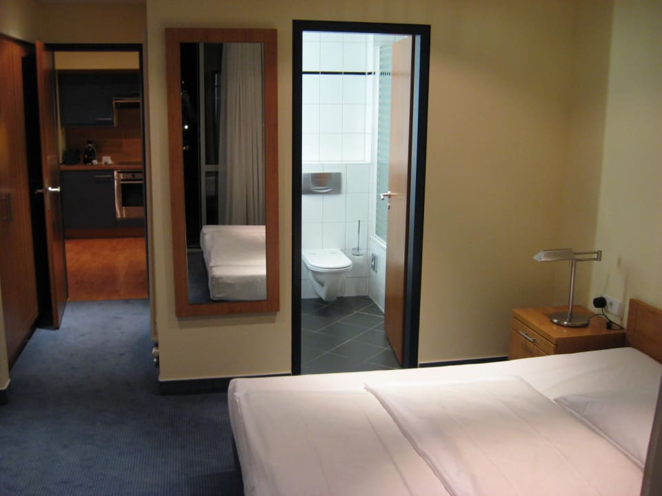 Schlafzimmer mit Bad Aparion Apartments Berlin