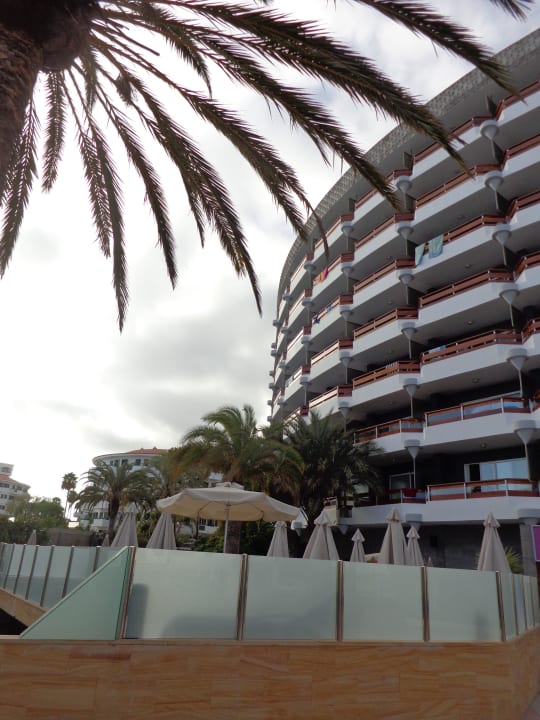 Vor dem Hotel in Richtung Schwimmbad Bull Escorial & Spa