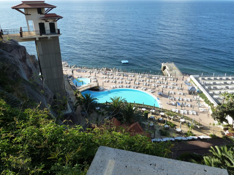 Aussicht auf Meerwasserpool und Atlantik Hotel The Cliff Bay (PortoBay)