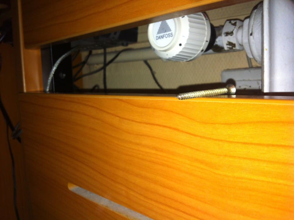 Zugang zum Thermostat mit loser Schraube gesichert June Six Hotel Hannover City