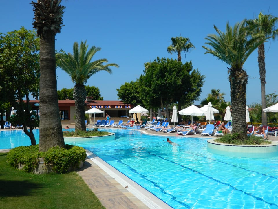 Ein schöner Tag am Pool Hotel Grand Side