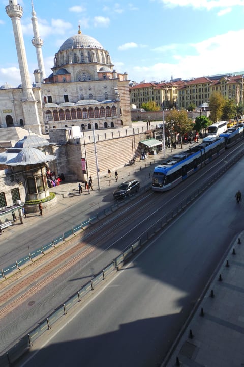 Ausblick auf die Straße mit Tramvay und Moschee The Time Hotel Old City