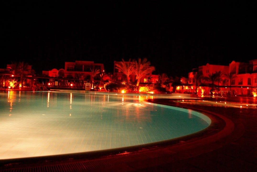 Basen nocą Jaz Makadi Saraya Resort
