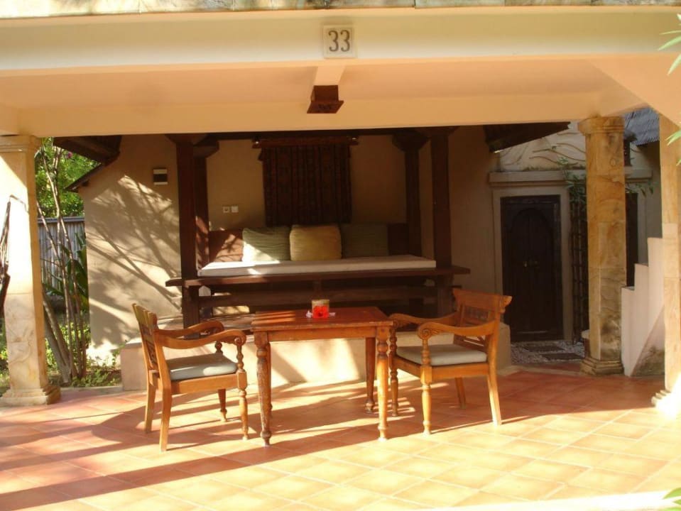 Erdgeschoß mit Open Air Bett und Hängematte Hotel Vila Ombak