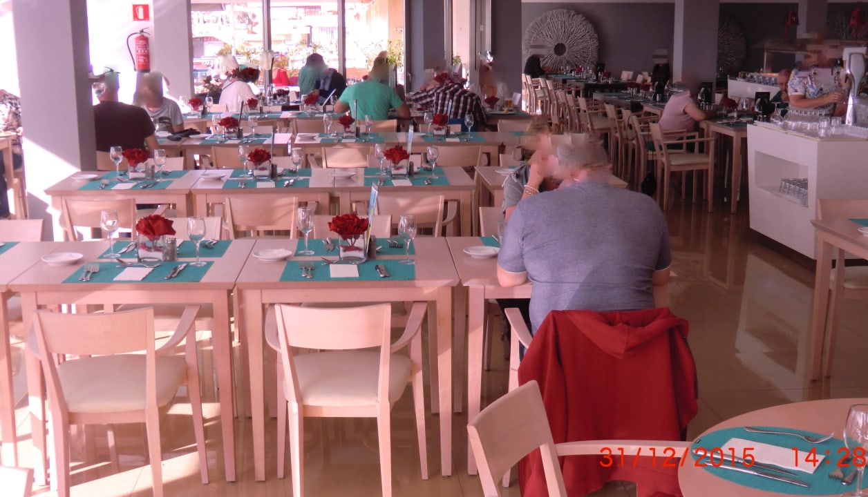 Tischreihen allsun Hotel Pil-lari Playa