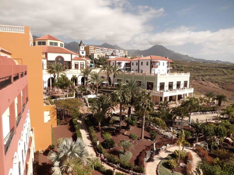 Im Hintergrund Schwesterhotel Bahia Principe Sunlight Costa Adeje