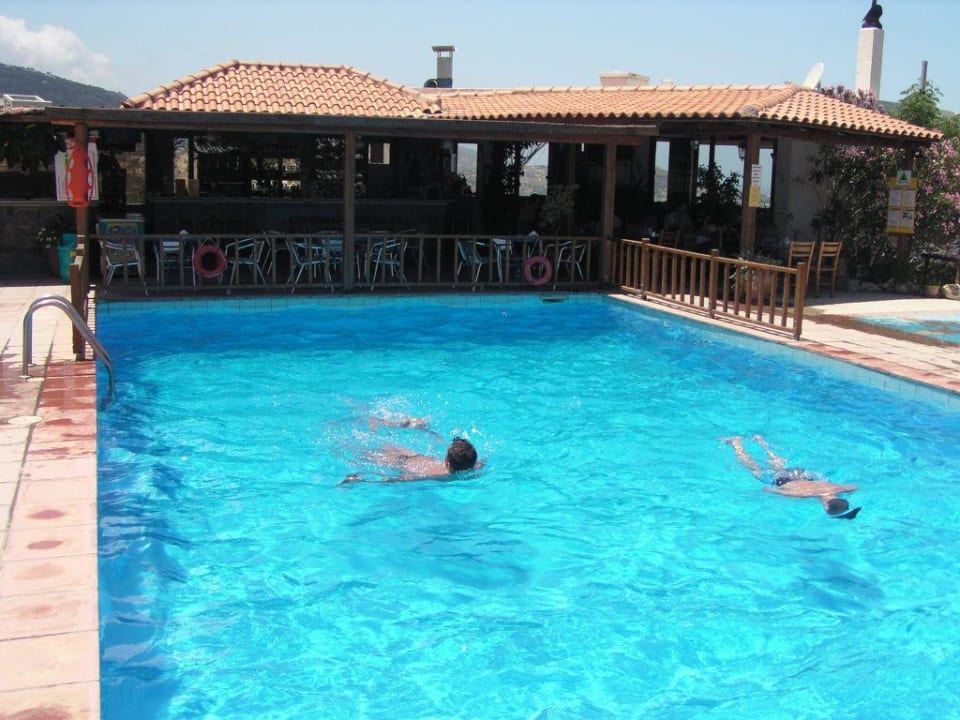 Basen o poranku Spiros & Soula Apartments