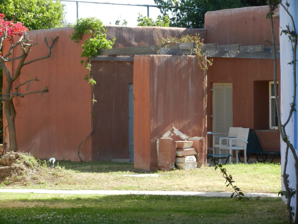 Abgebröckelte Fassade eines Bungalows Hotel Miramare Park