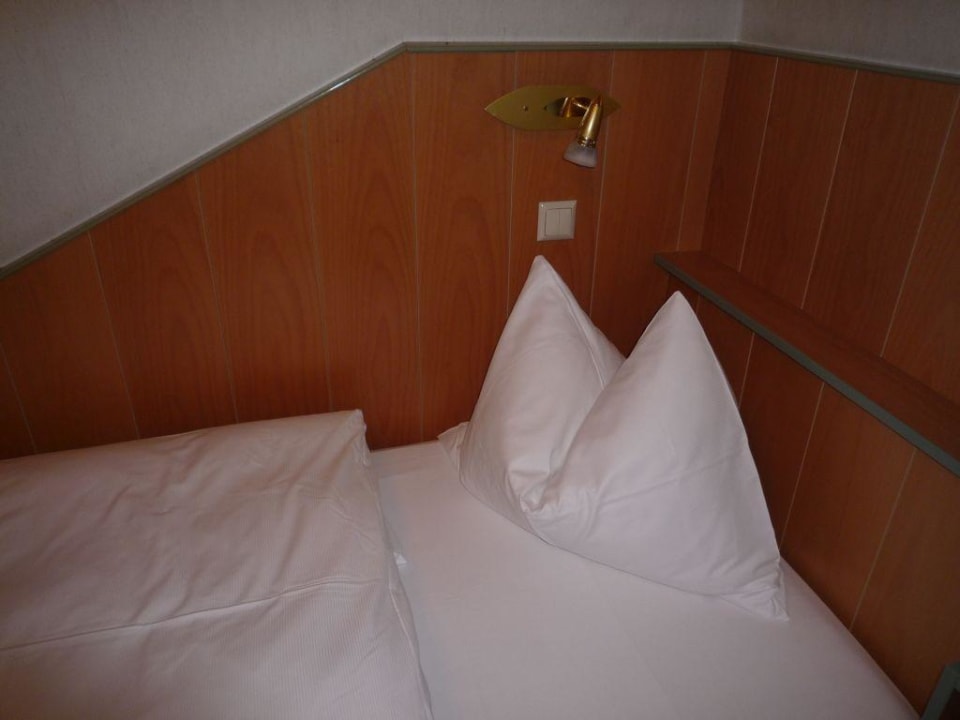 Bett im Zimmer Nr. 15 Hotel Grazerhof