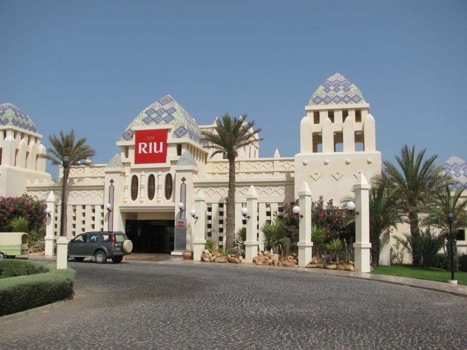 Eingang Hotel Riu Karamboa