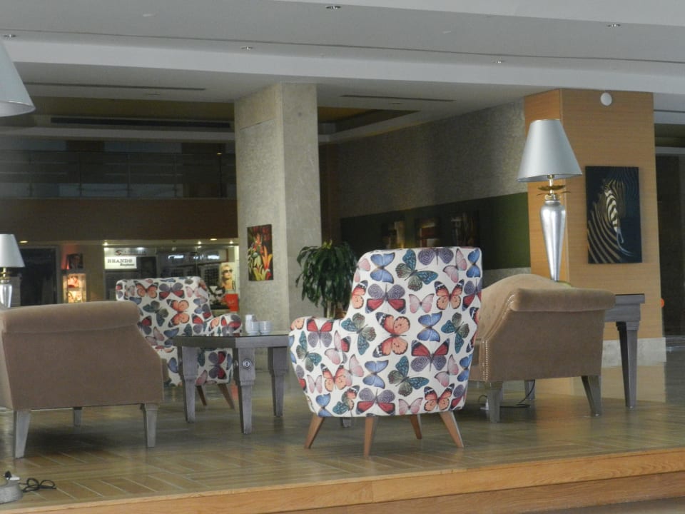 Gemütliche Sitzecken in der Lobby Hotel Miracle Resort