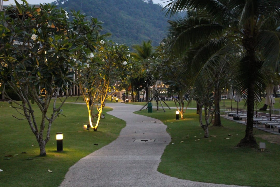 Weg zum Kinderpool & der Lobby The Sands Khao Lak by Katathani