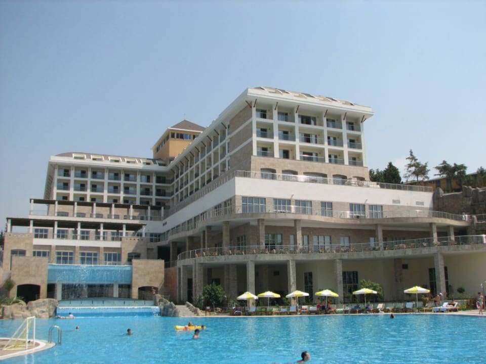 Unten Poolbar oben Restaurant auf der Terrasse Horus Paradise Luxury Resort & Club