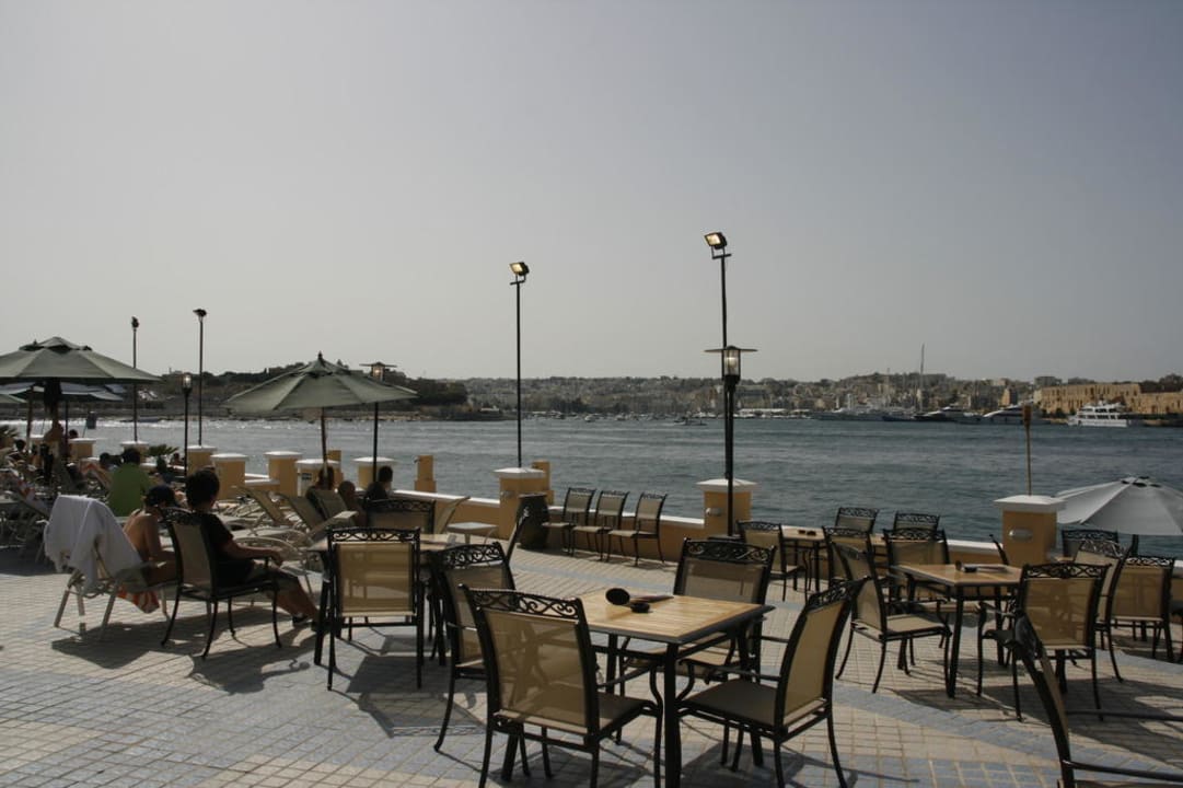 Blick vom Pool auf das Meer Grand Hotel Excelsior Malta