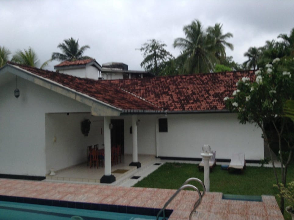 Der Blick vom Pool zur Hausrückseite White Bridge House & Resort