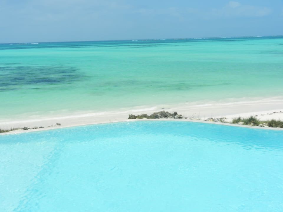 Blick vom Pool an den Strand Pongwe Beach Hotel