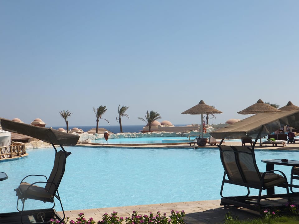 Беседки-качели возле зоны бассейнов Serenity Alpha Beach