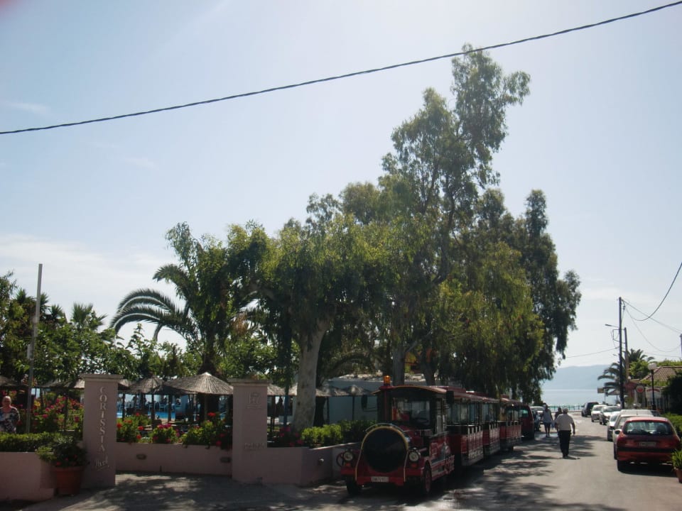 Vom Hotel getrennter Pool/Restaurant/Strandbereich Corissia Beach Hotel