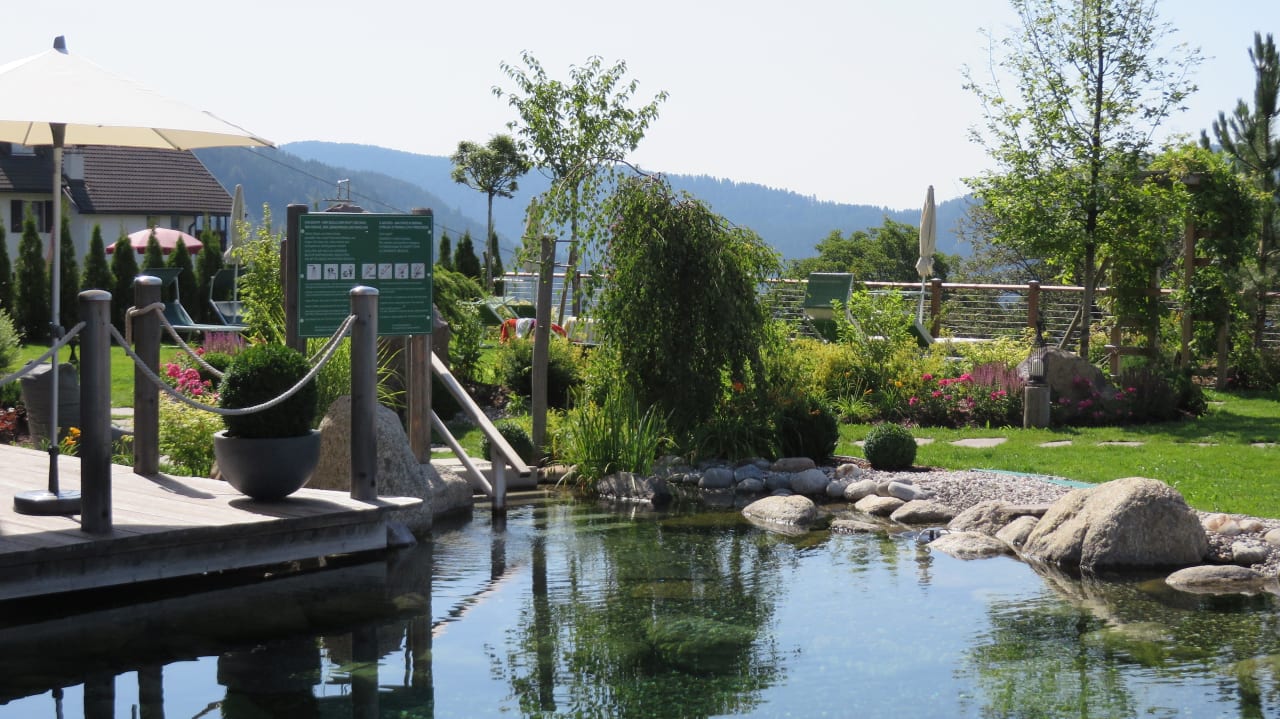 Glasklarer Naturschwimmteich Hotel Chalet Mirabell