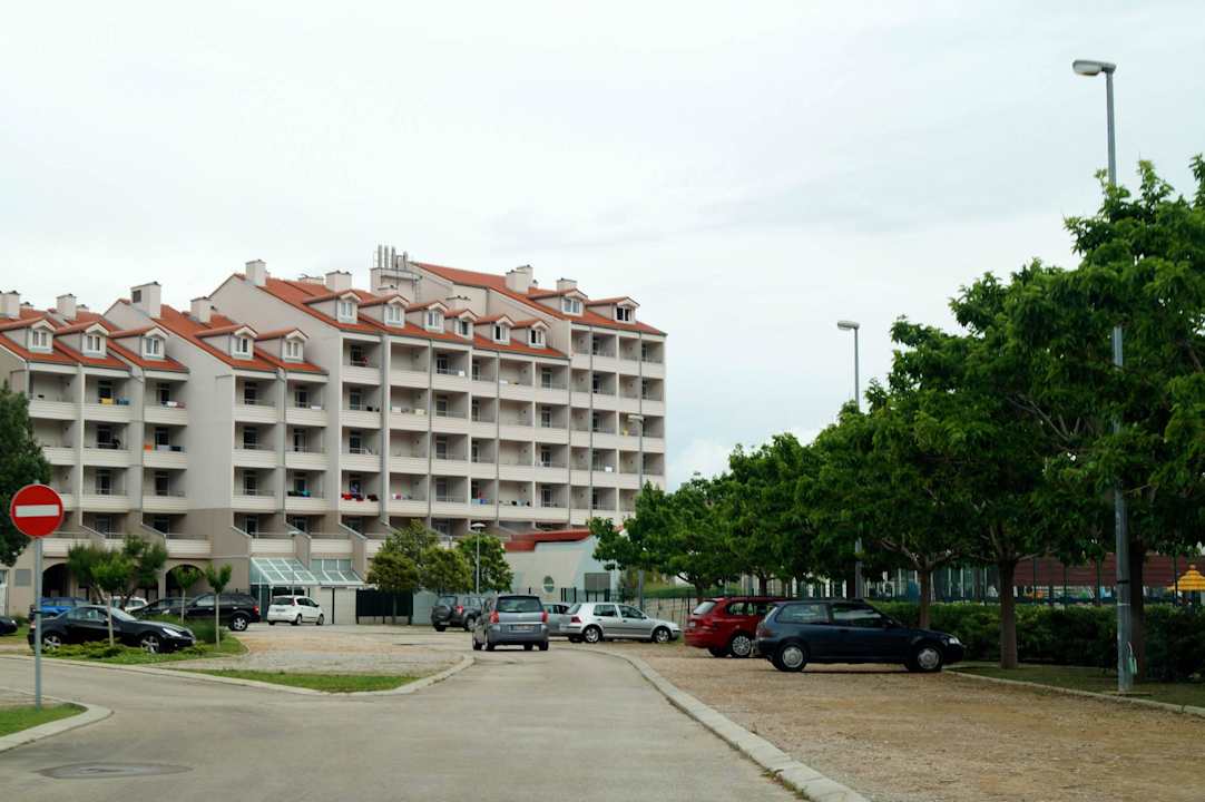 Hotel von aussen gesehen (Strassenseite) Hotel Baska