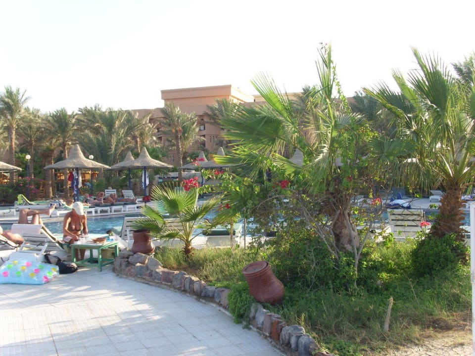 Blick von der Poolinsel über den Pool Giftun Azur Resort