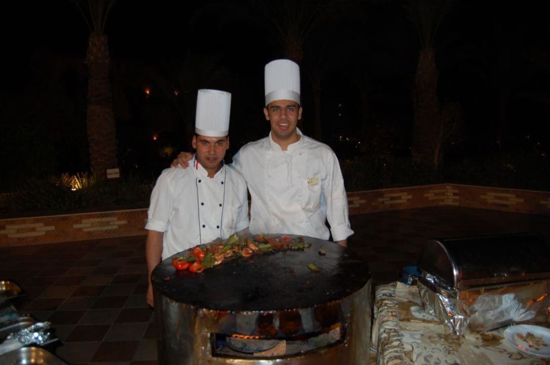 2 Köche beim Gambas grillen Jaz Makadi Oasis Resort