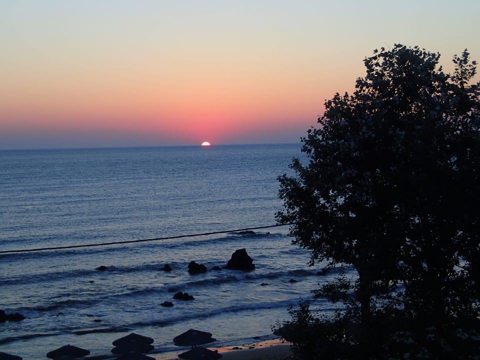 Strand mit Sonnenaufgang Hotel Corissia Princess