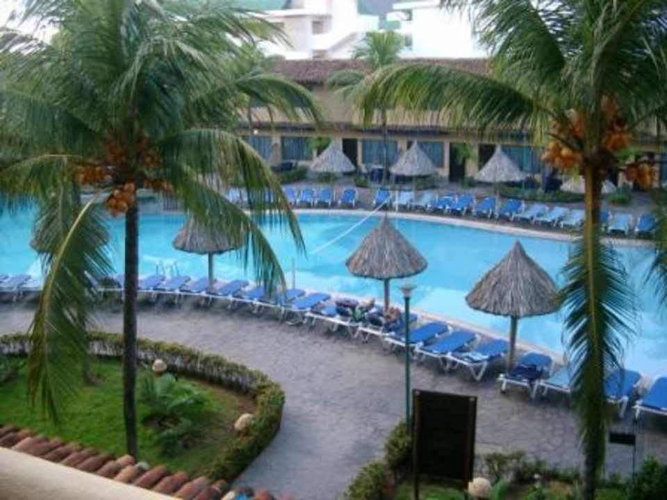 Blick vom Balkon auf den Hotelpool Hotel Pueblo Caribe