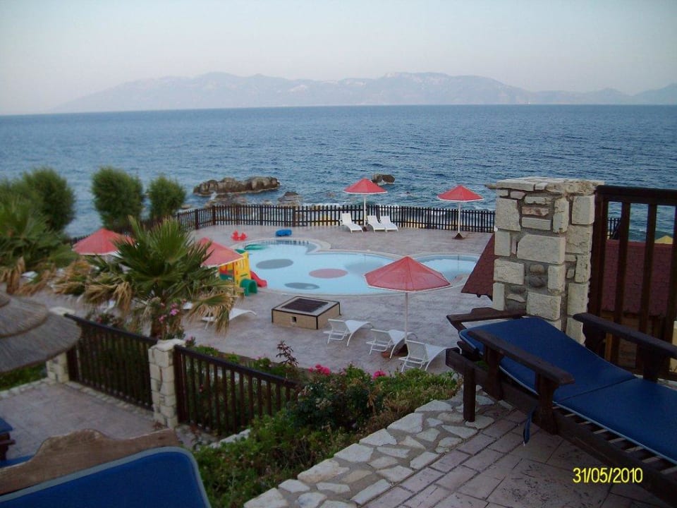 Blick auf Kinderpool und Meer Dimitra Beach Hotel & Suites