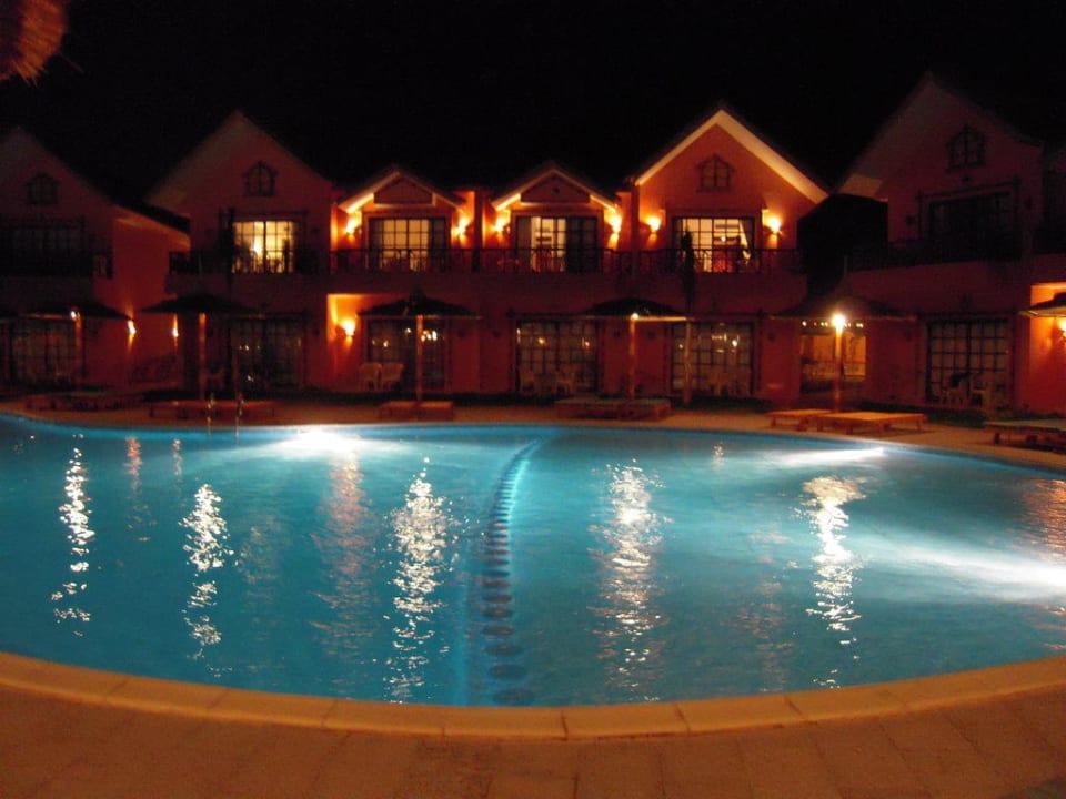 Blick vom Pool zu den Bungalows Pickalbatros Jungle Aqua Park Resort - Neverland Hurghada