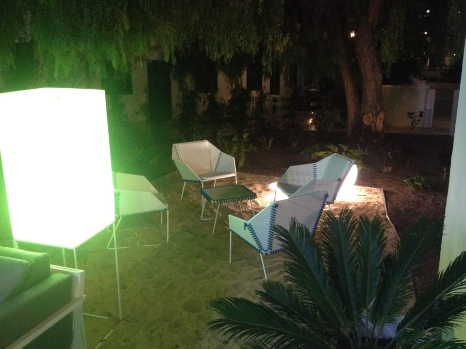 Sitzmöglichkeit am Eingang Servatur Playa Bonita