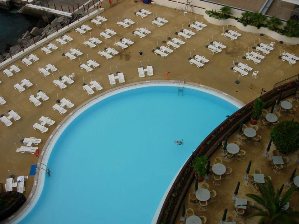 Salzwasserpool mit unendlich vielen Liegen Hotel The Cliff Bay (PortoBay)