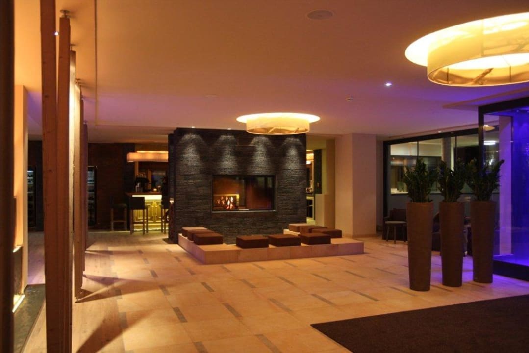 Eingangshalle mit Kaminbereich Bergland Sölden Design- und Wellnesshotel