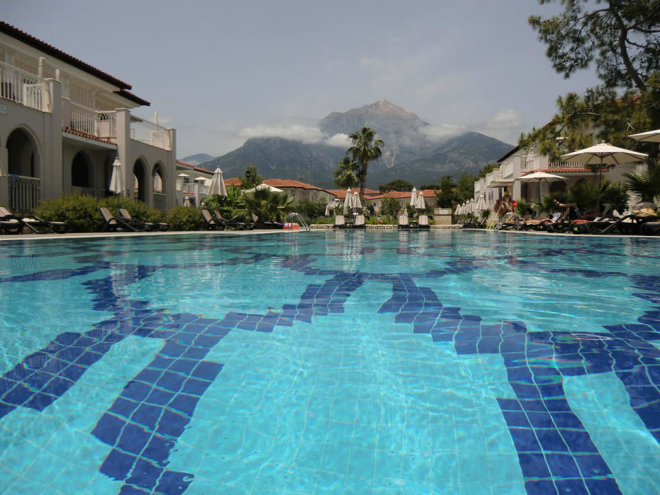 Pool mit Blick vom Meer auf Berge Güral Premier Tekirova