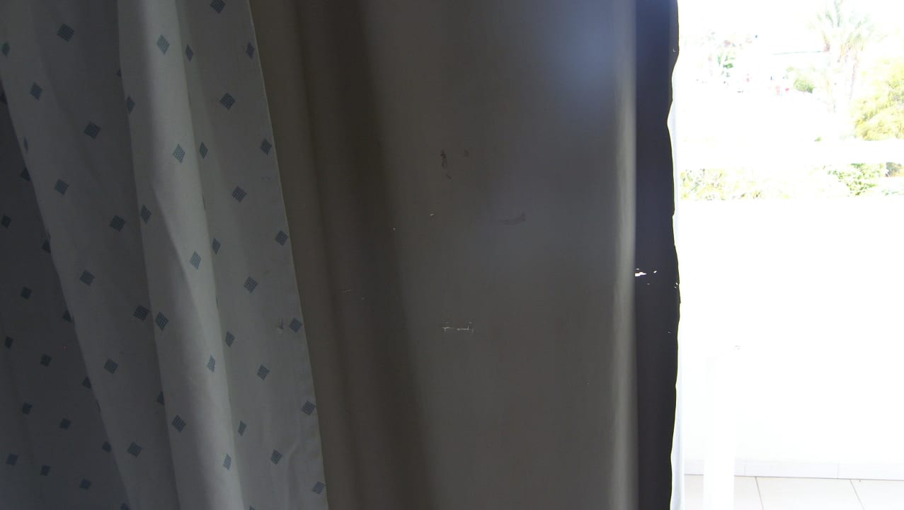 Löchrige, dreckige Gardinen Hotel El Mouradi Djerba Menzel