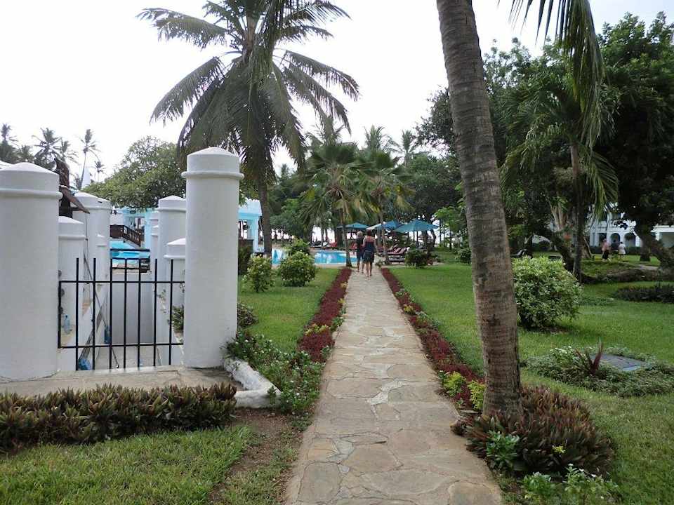 Weg zu den Pools und zum Strand Hotel Southern Palms Beach Resort