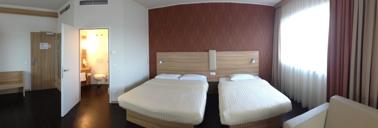 Großes Zimmer mit Doppelbett und drittem Bett Leonardo Hotel Vienna Schönbrunn