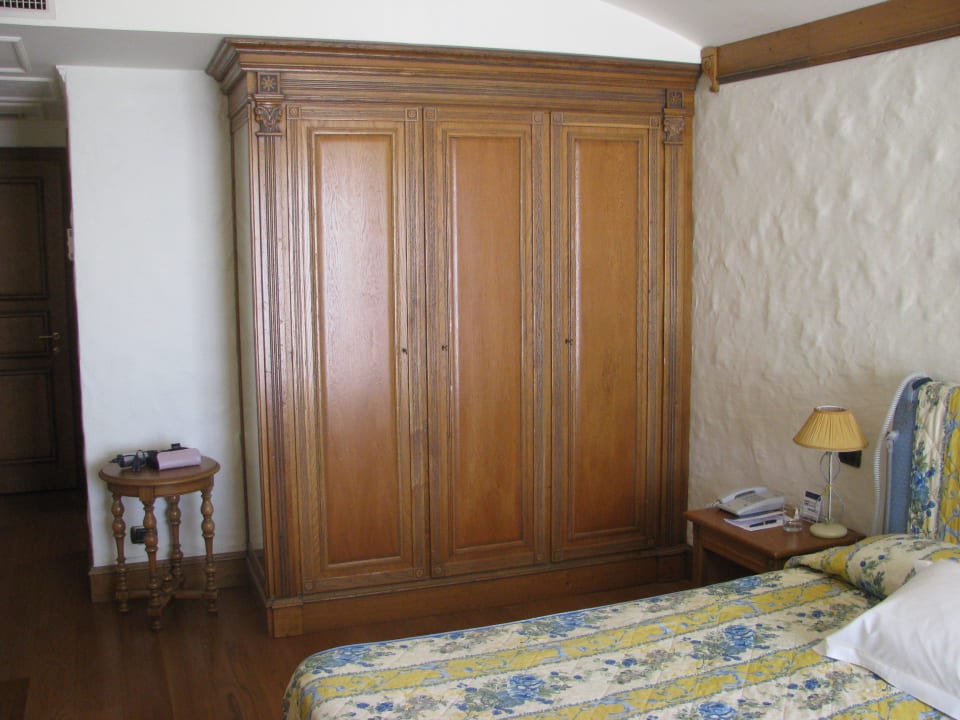 Kleiderschrank, hinter  der Wand ist das Bad Mazzaro Sea Palace