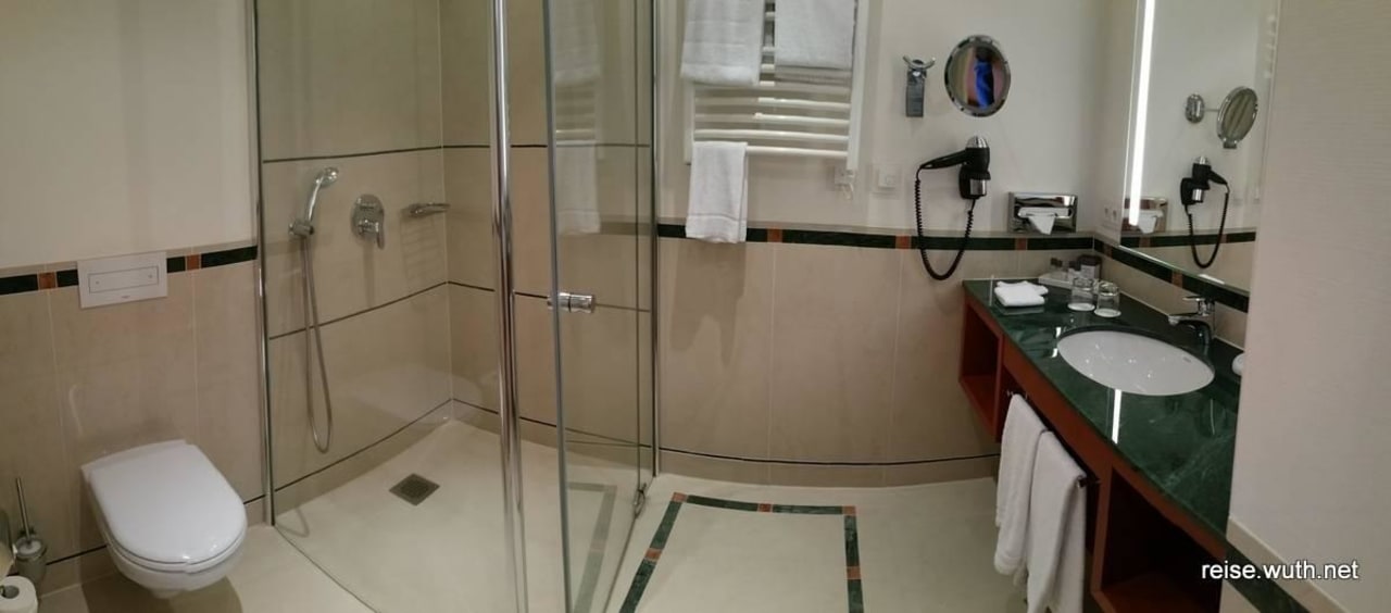 Großes Bad ATLANTIC Hotel Wilhelmshaven