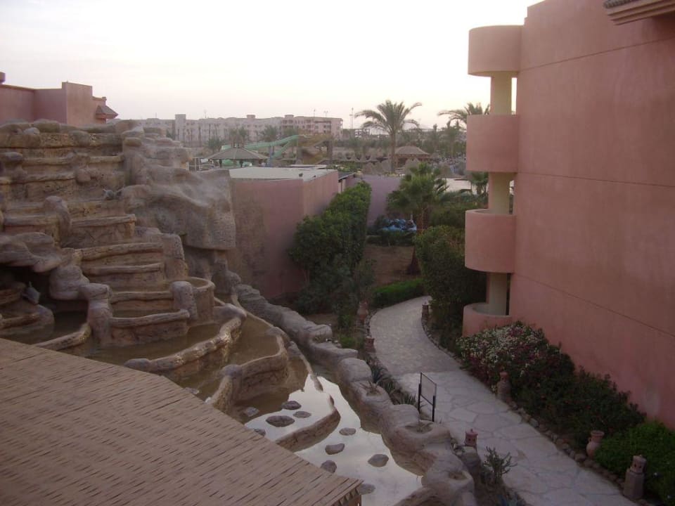 Mini wodospady przy restauracji Parrotel Aqua Park Resort