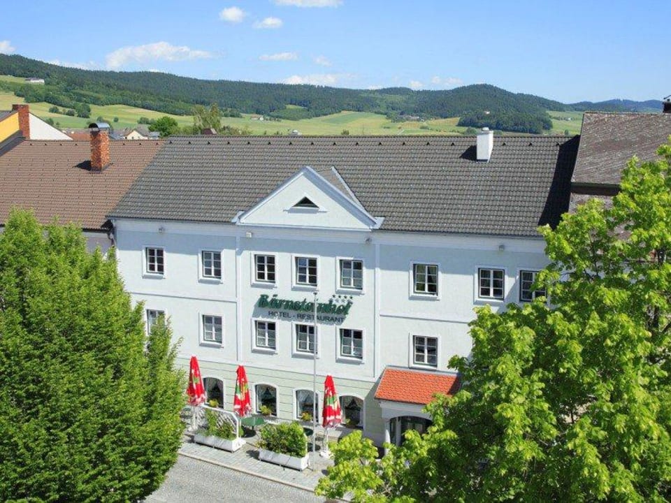 Frontseite vom Bärnsteinhof Bärnsteinhof Gasthof mit Herz