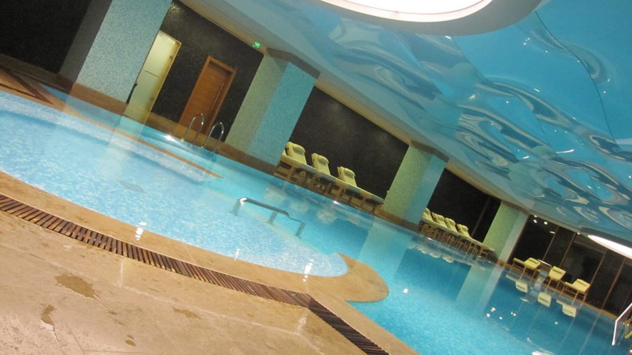 Innenpool Ramada Plaza by Wyndham Antalya