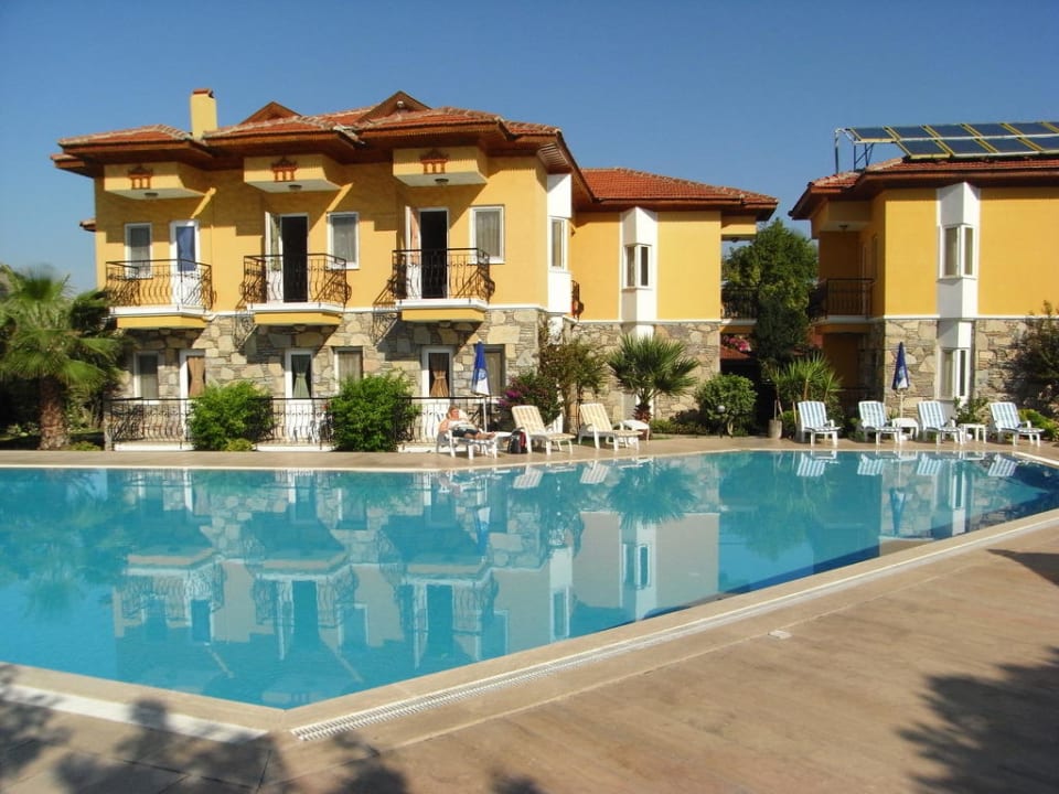 Blick über den Pool auf eines der Häuser Dalyan Basar Hotel