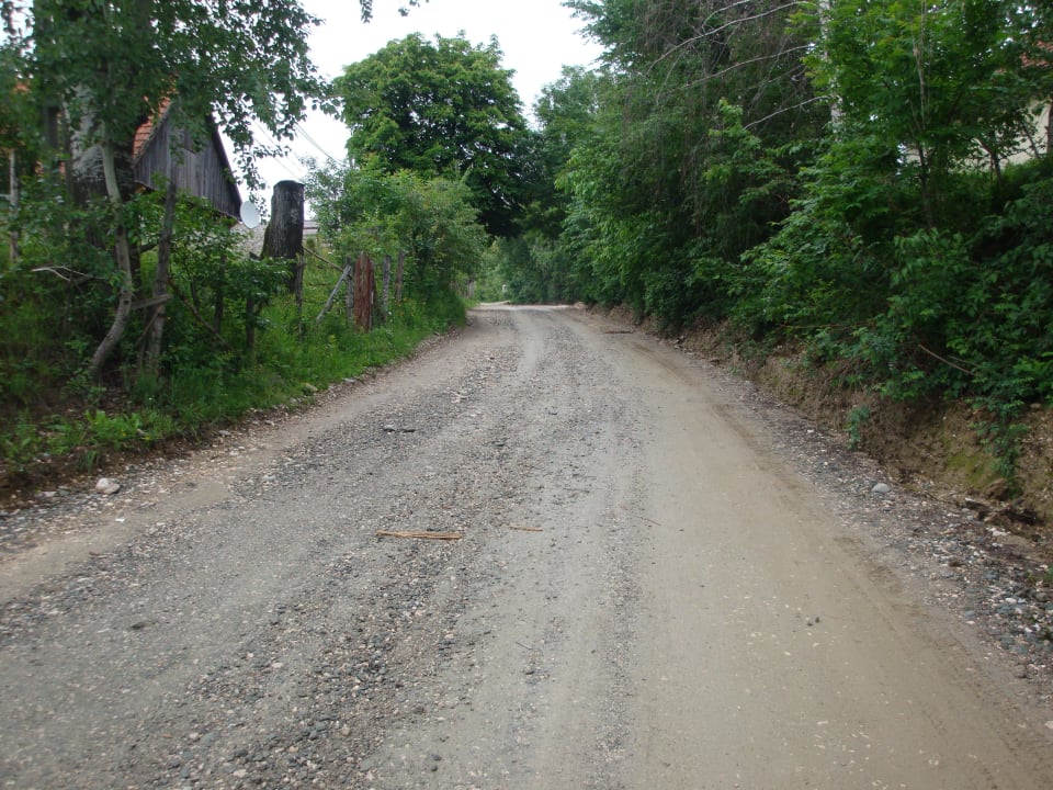 Anfahrt über Sand-/Kiesstraße Hotel Contele Vladimir