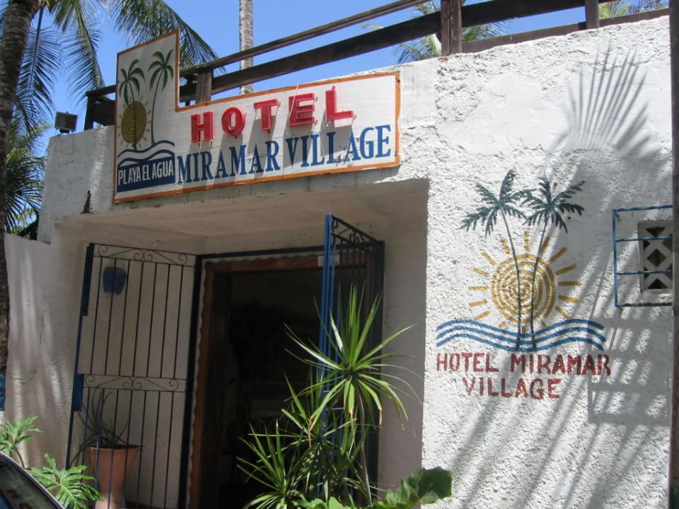 Eingang Hotel Miramar Village