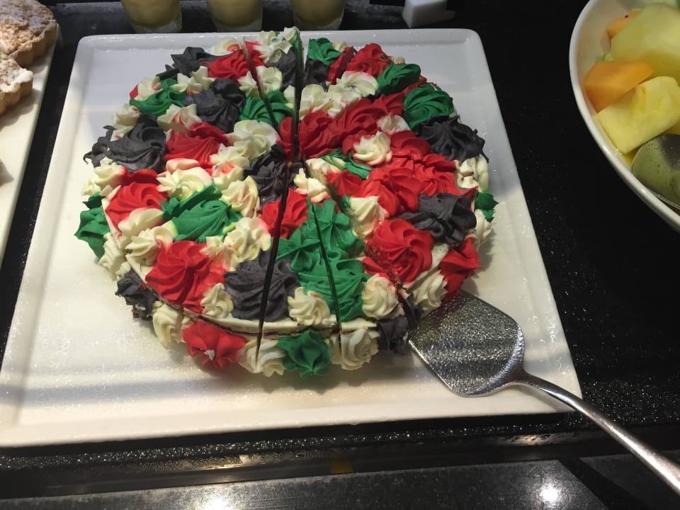 Torte zum Nationalfeiertag Rose Rayhaan by Rotana